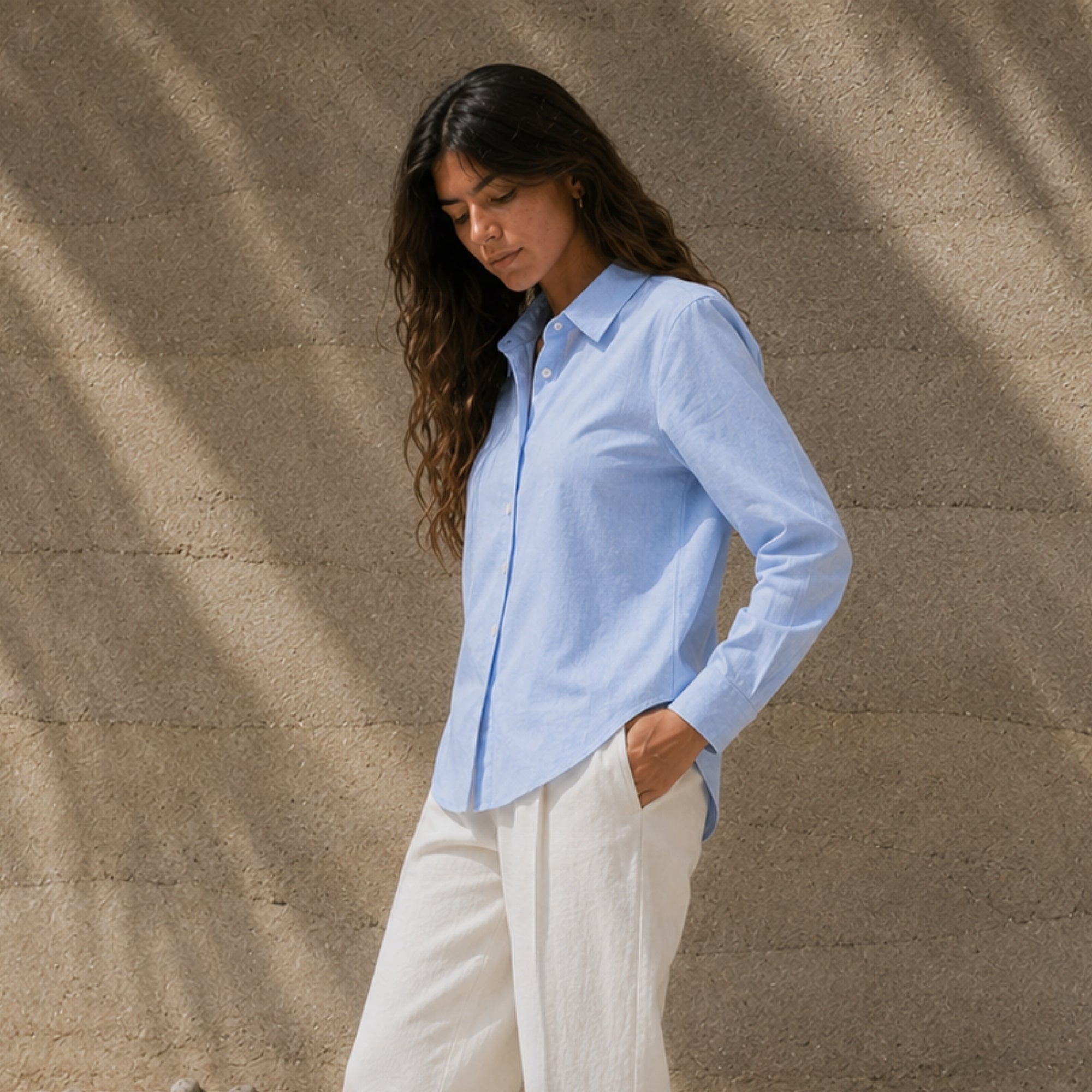 Chemise en lin coupe regular bleu clair, vue lifestyle 2, montrant le col, l’ourlet et la coupe décontractée