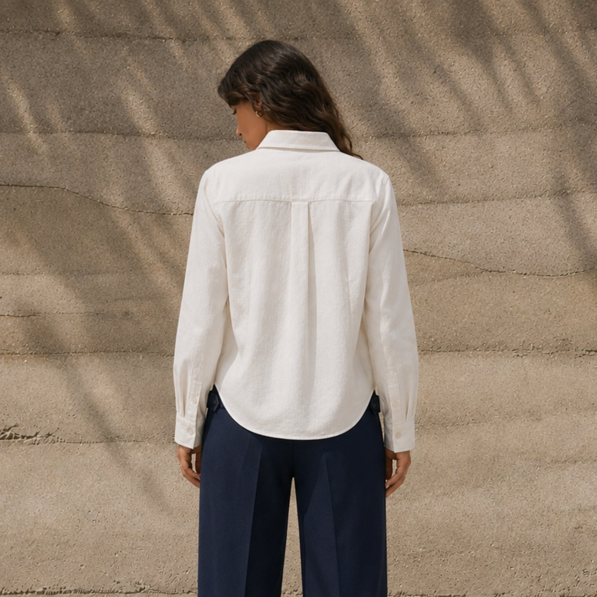 Chemise en lin coupe regular off whitee, vue lifestyle 4, montrant le col, l’ourlet et la coupe décontractée