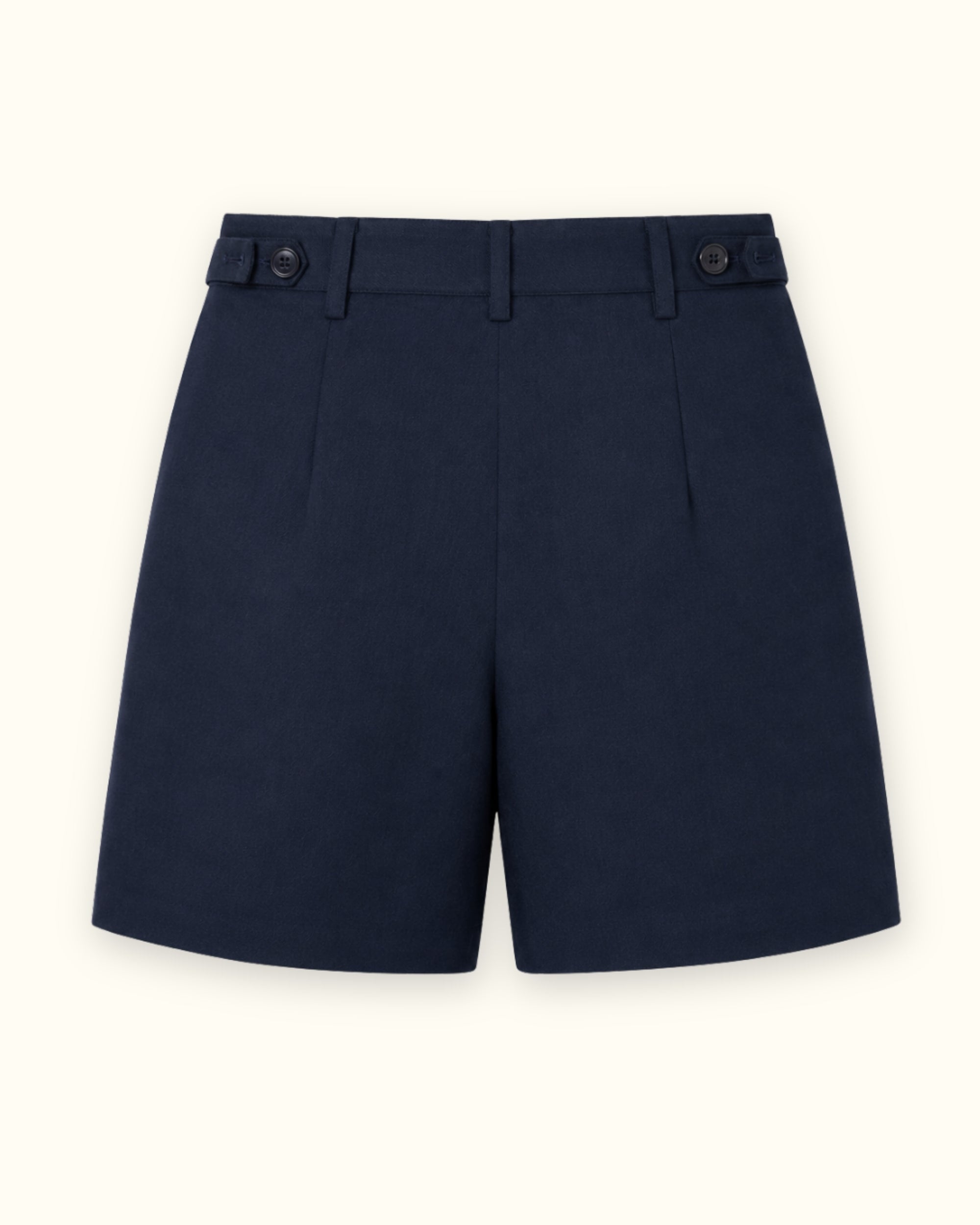 Short en lin ajusté bleu marine, vue de dos, montrant la ceinture et la forme de la jambe