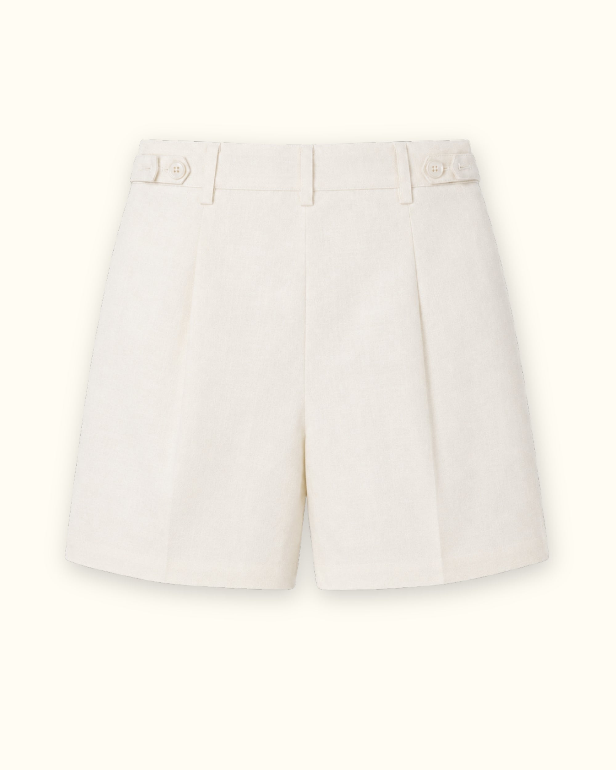 Short en lin ajusté off white, vue de dos, montrant la ceinture et la forme de la jambe