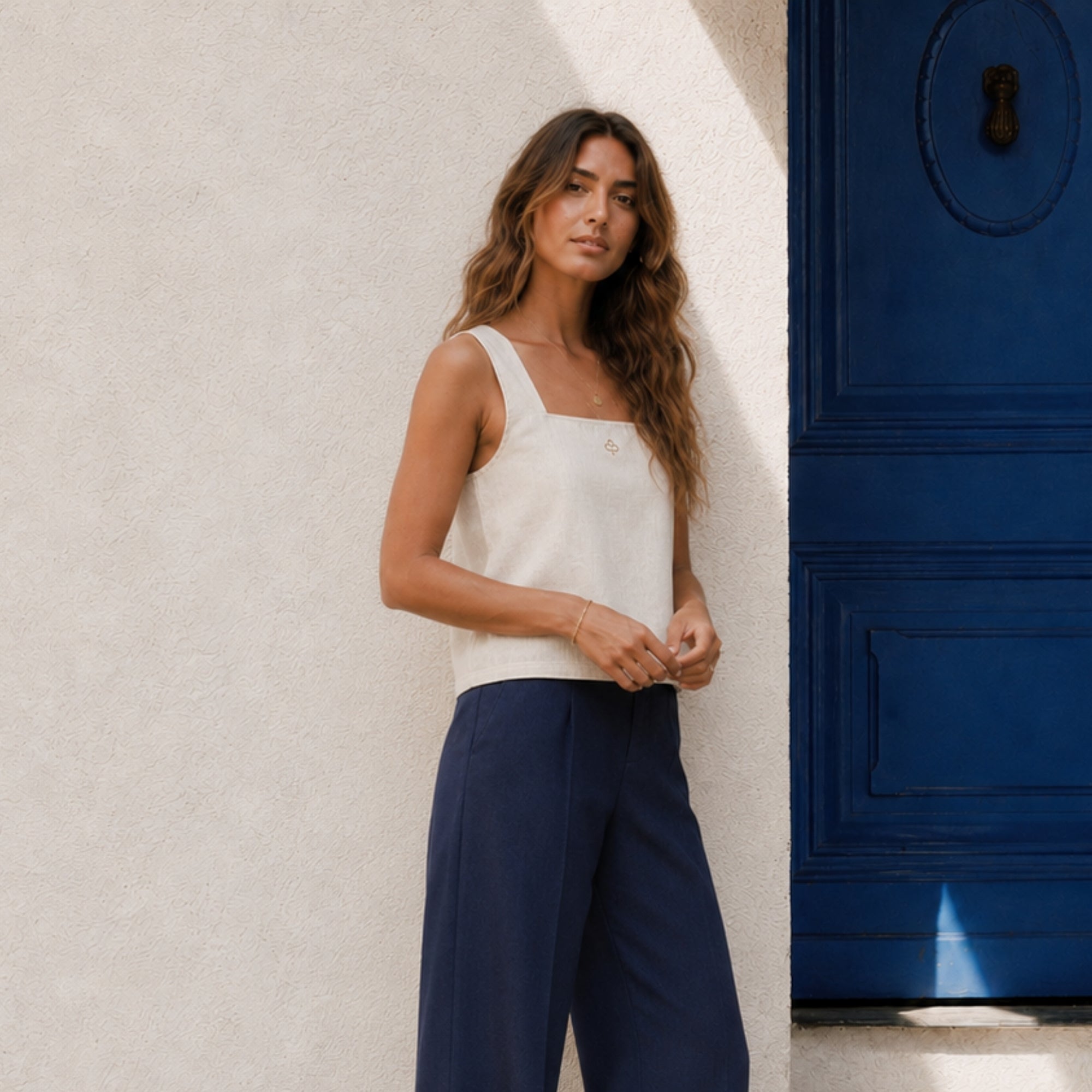 Top in lino con scollo quadrato Off White, vista lifestyle 2, con scollo e linea senza maniche