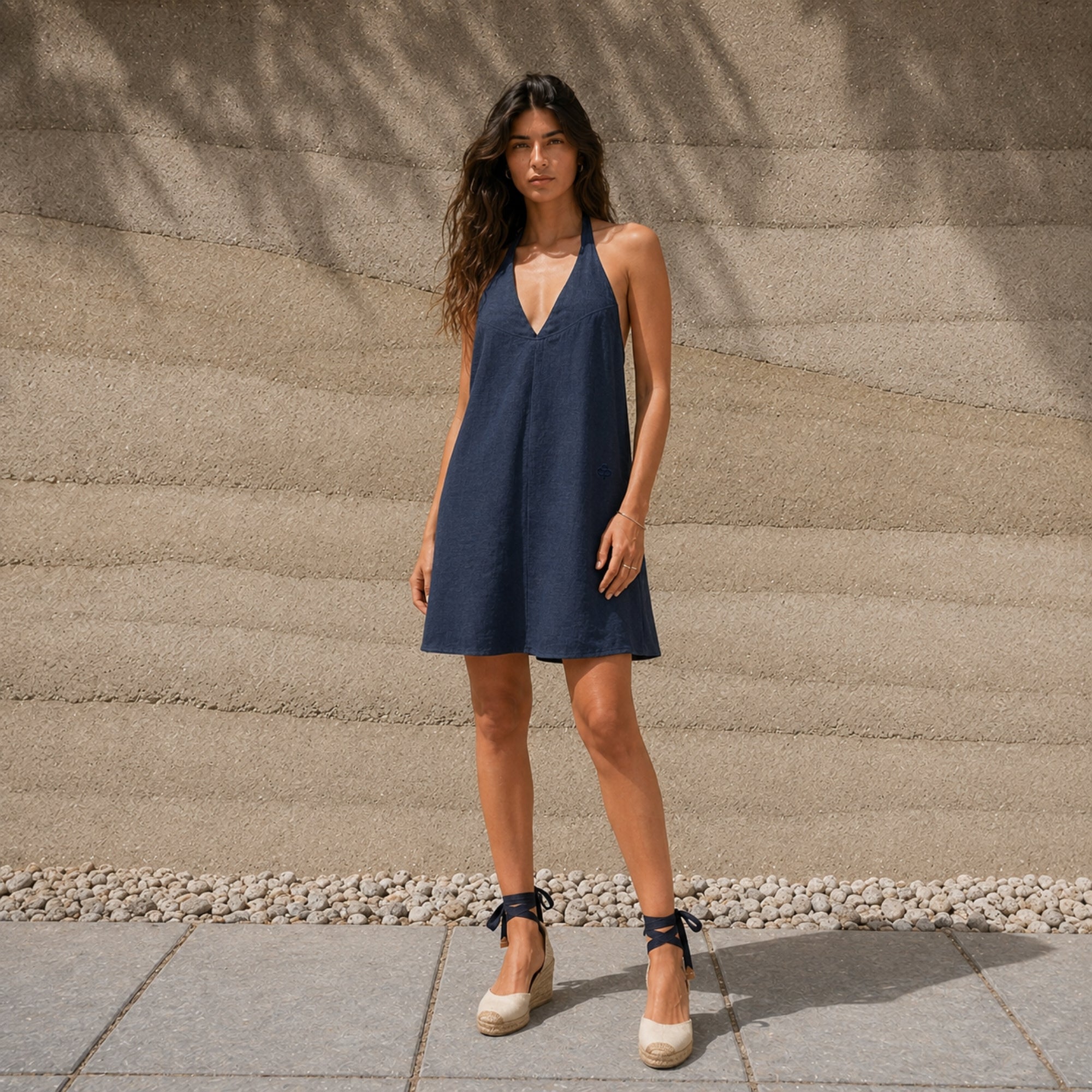 Vestito halter in lino blu navy, vista lifestyle 1, con scollo e silhouette del vestito