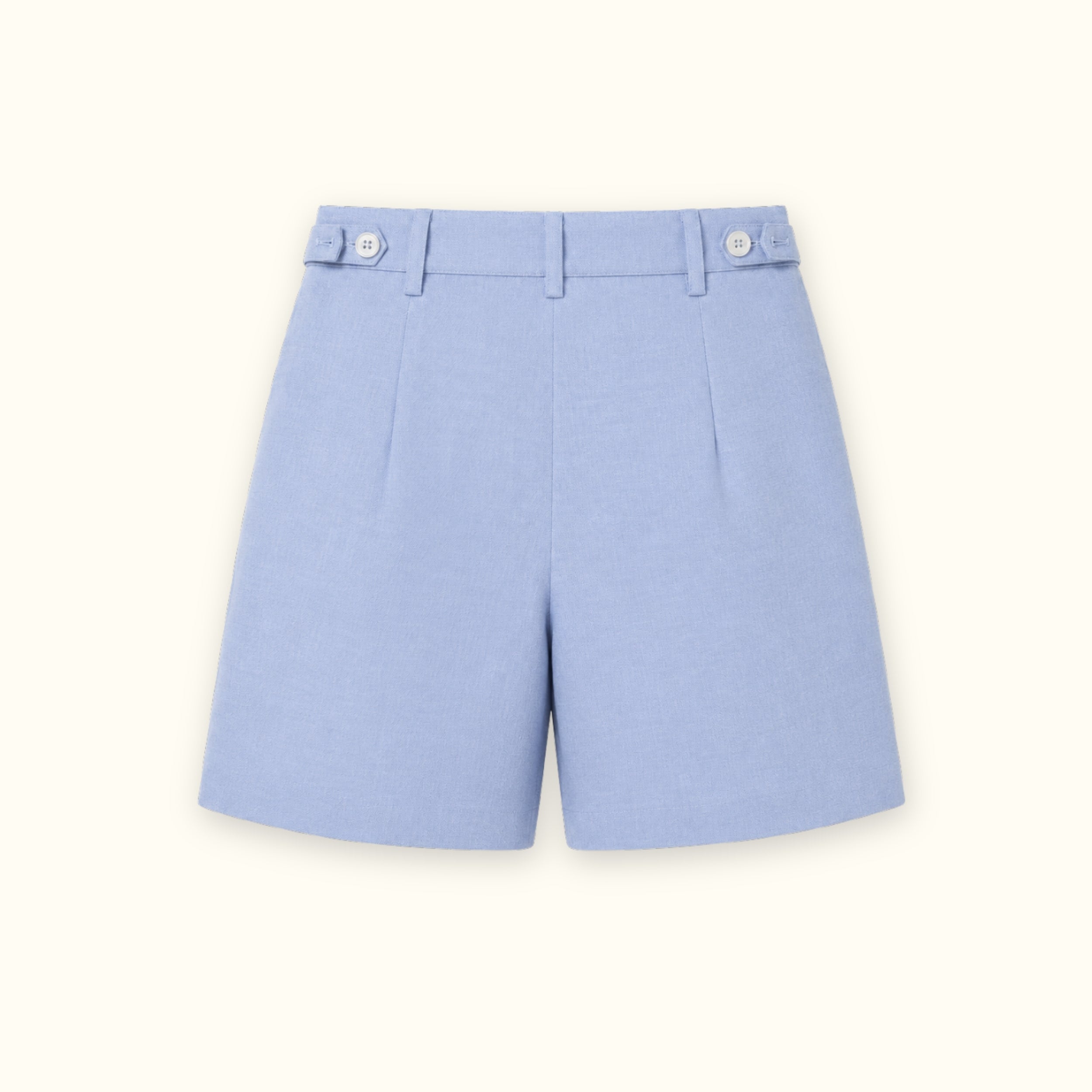 Short en lin ajusté bleu clair, vue de dos, montrant la ceinture et la forme de la jambe