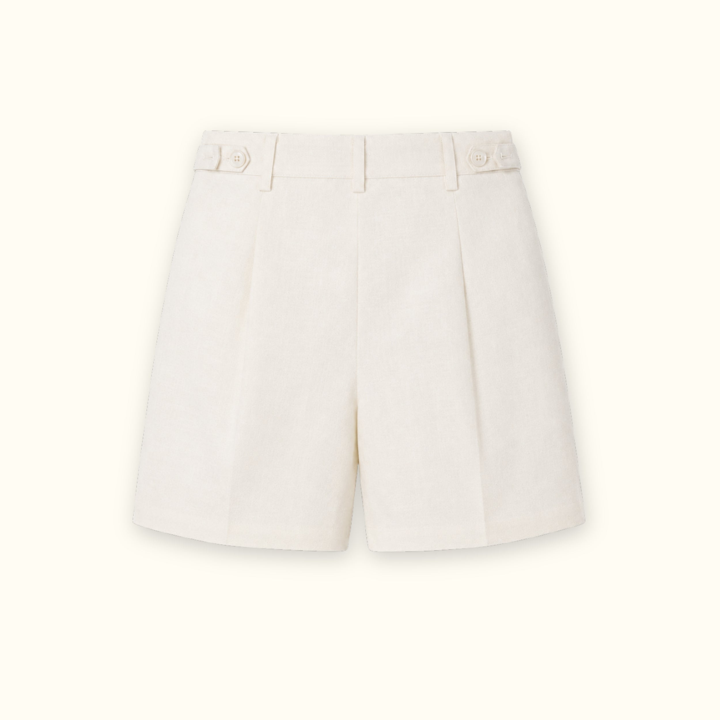 Short en lin ajusté off white, vue de dos, montrant la ceinture et la forme de la jambe